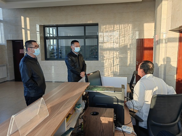 公司纪委对医务室核酸检测进行查抄，赵宣烨拍摄.jpg