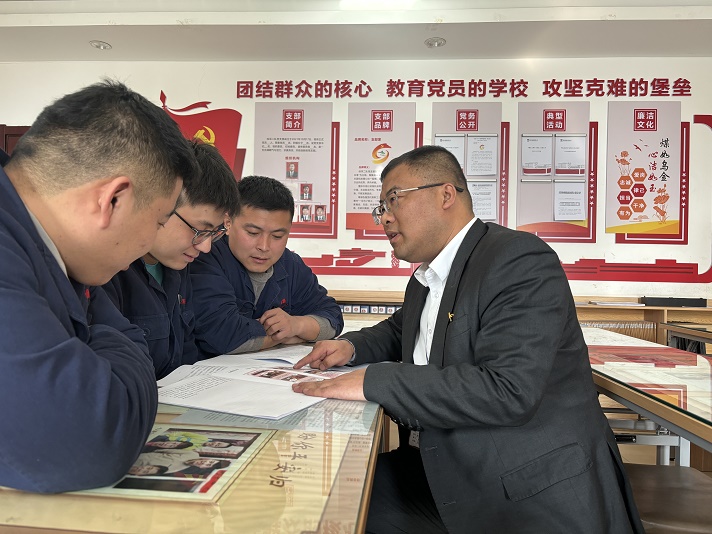 支部书记解说“清廉中能” 王宇宵摄.jpg