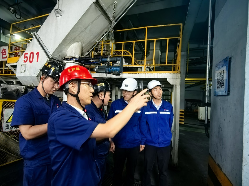 图二   现场进建兄弟单元创新技术。   中能煤矿出产运营公司选运队  张瑞瑞 提供.jpg